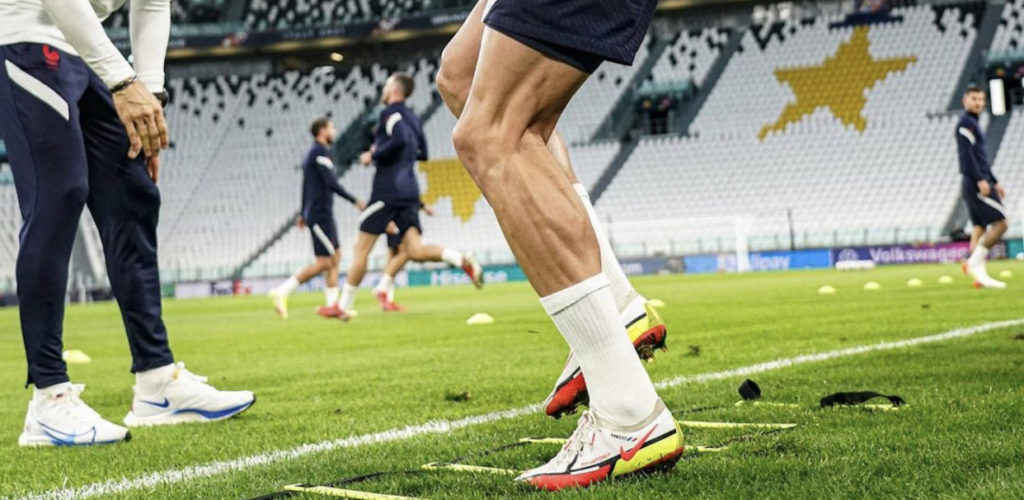 サッカー選手が短いサッカーソックスを履いて練習をする理由 | 足と
